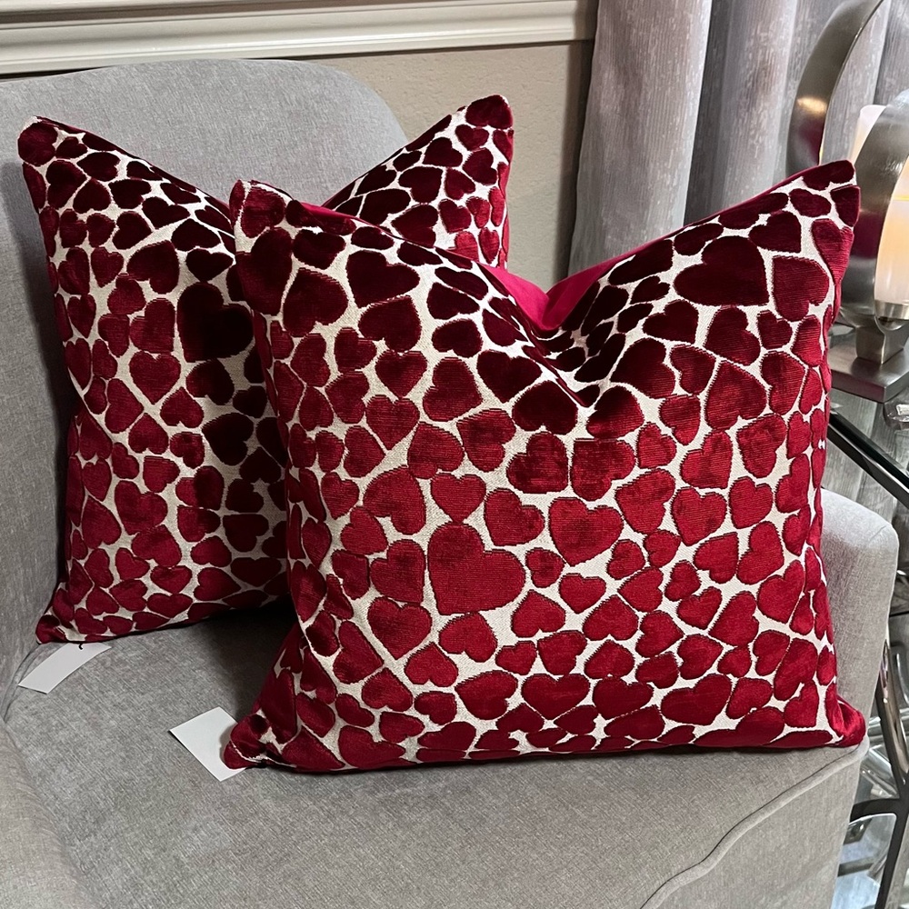 2-NWT CUT VELVET HEART DESIGN CALDEIRA DECORATIVE THROW PILLOWS